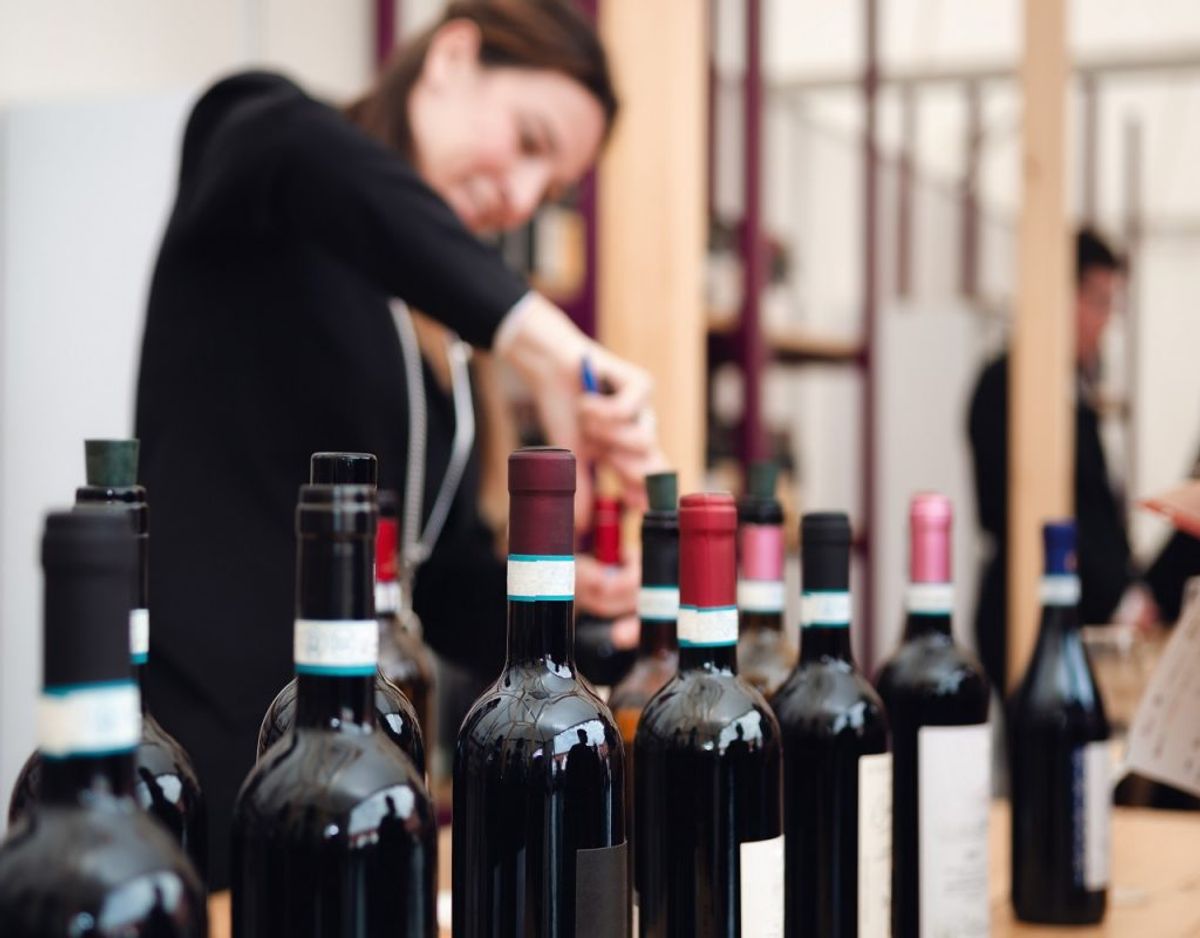 Du har måske engang knappet en flaske vin op, men smidt den tilbage i skabet. En del alkohol mister smagen over tid, når det er åbent. Derfor er det værd at få ryddet op i barskabet. Foto: Colourbox