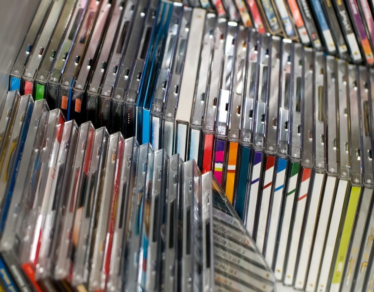 CD’er er for mange fast inventar på hylderne, men hvor tit bliver de egentlig hevet frem? Foto: Colourbox