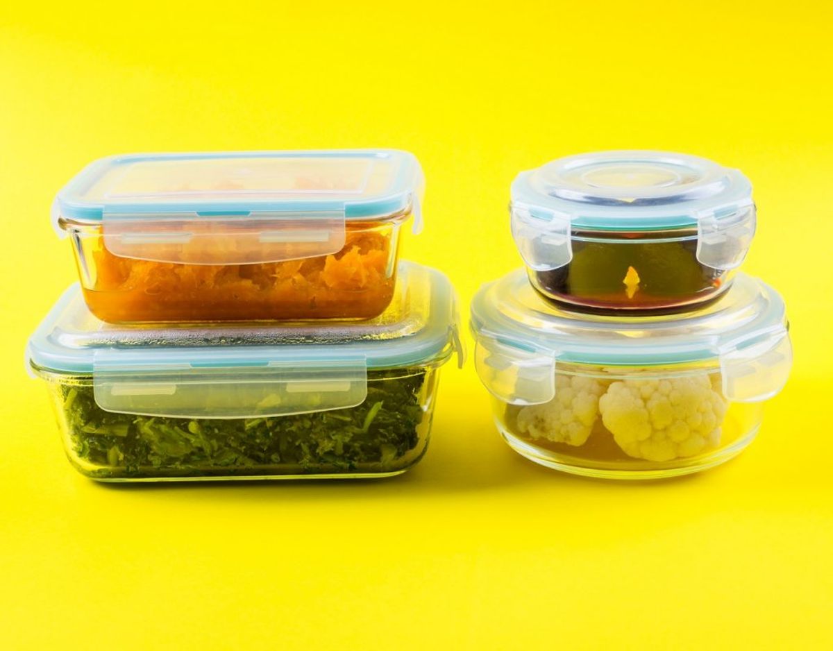 Det er lækkert at have mange opbevaringsmuligheder, men får du brugt alle plastikbøtterne eller burde du smide nogle ud? Foto: Colourbox