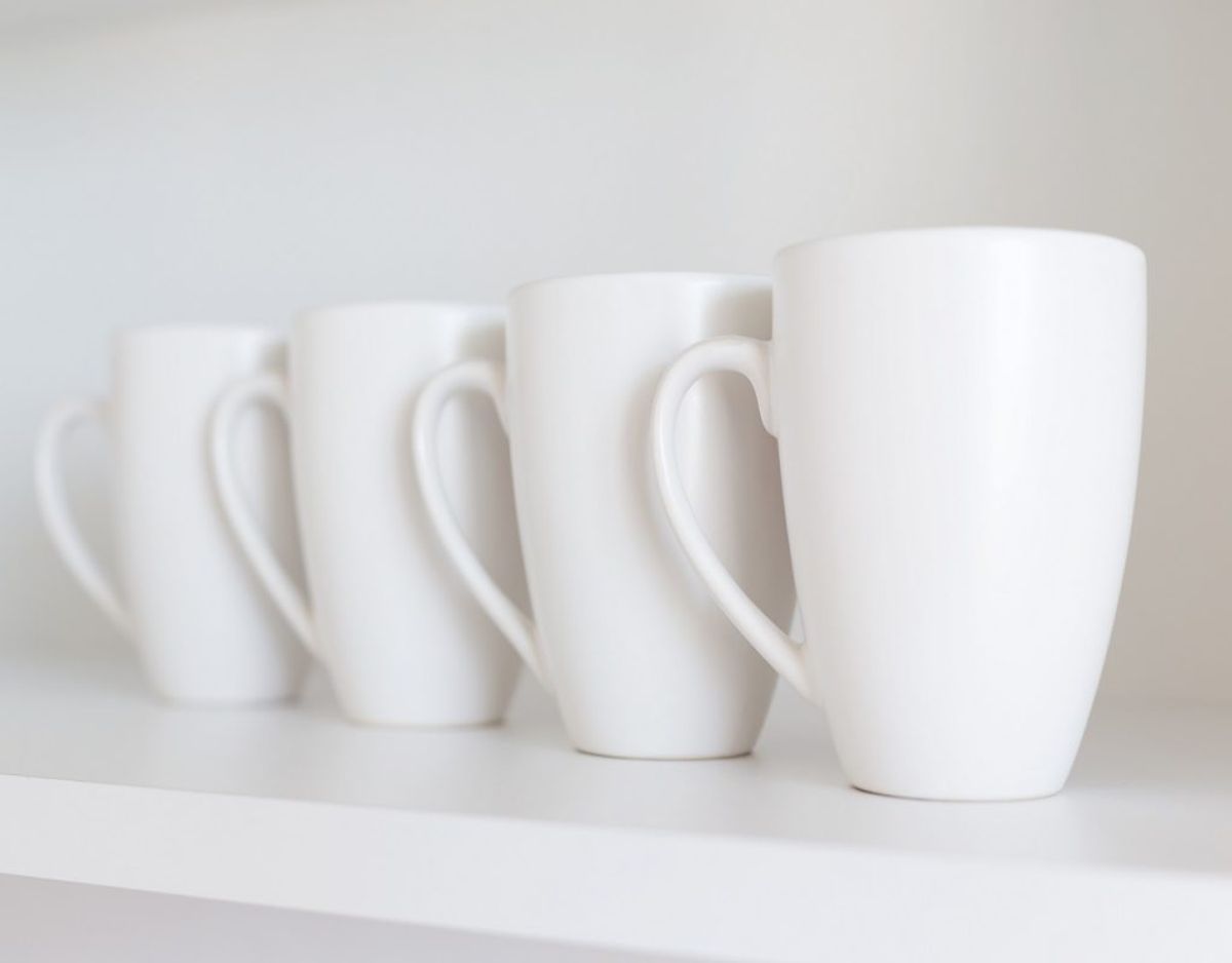 Har du skabene fuld af service, kopper og krus, så gå igennem det med en tættekam og få smidt det overflødige ud. Foto: Colourbox