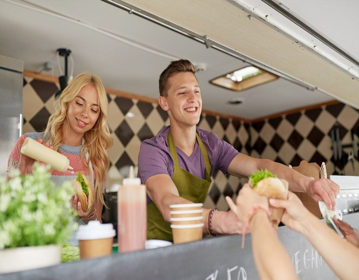 Fastfood er en fast bestanddel af mange danskeres kost i ny og næ, men tjek lige de mange menukort igennem – og overvej at smid de gamle ud. Foto: Colourbox