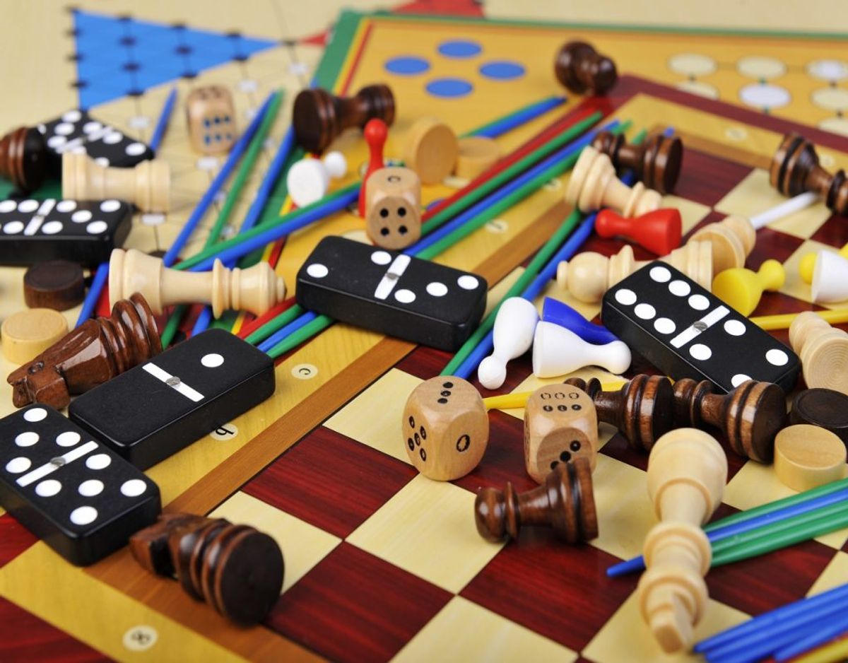 Det er uendeligt hyggeligt at spille brætspil, men hvis du har for mange – og der mangler brikker og lignende, så samler de desværre oftest bare støv. Foto: Colourbox