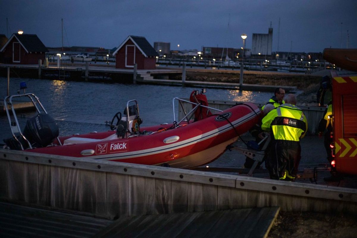 En ung kitesurfer blev fanget på havet. Så kom en redningsmand i en kajak forbi. KLIK for flere billeder. Foto: Presse-fotos.dk.