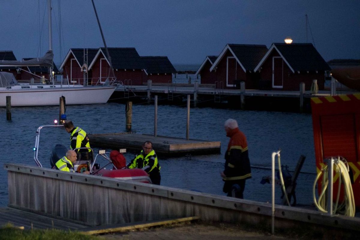 En ung kitesurfer blev fanget på havet. Så kom en redningsmand i en kajak forbi. KLIK for flere billeder. Foto: Presse-fotos.dk.