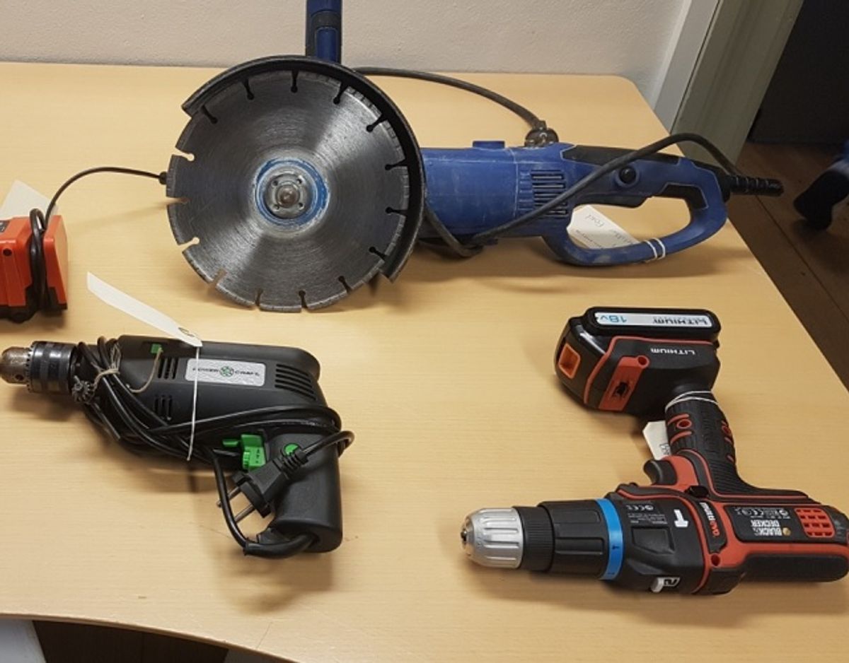 Politiet leder efter ejerne til en lang række effekter. KLIK og se, om du kan genkende noget. Foto: Fyns Politi.