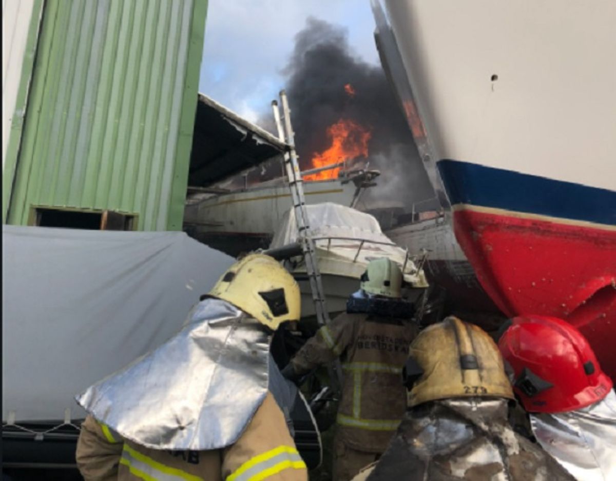 En båd er søndag brudt i brand. KLIK for flere billeder. Foto: Hovedstadens Beredskab.
