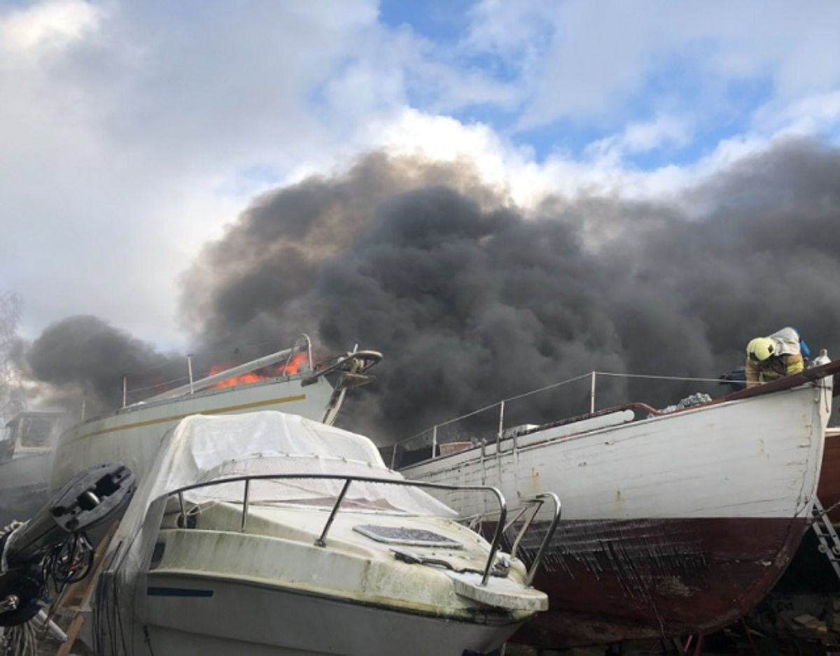En båd er søndag brudt i brand. KLIK for flere billeder. Foto: Hovedstadens Beredskab.