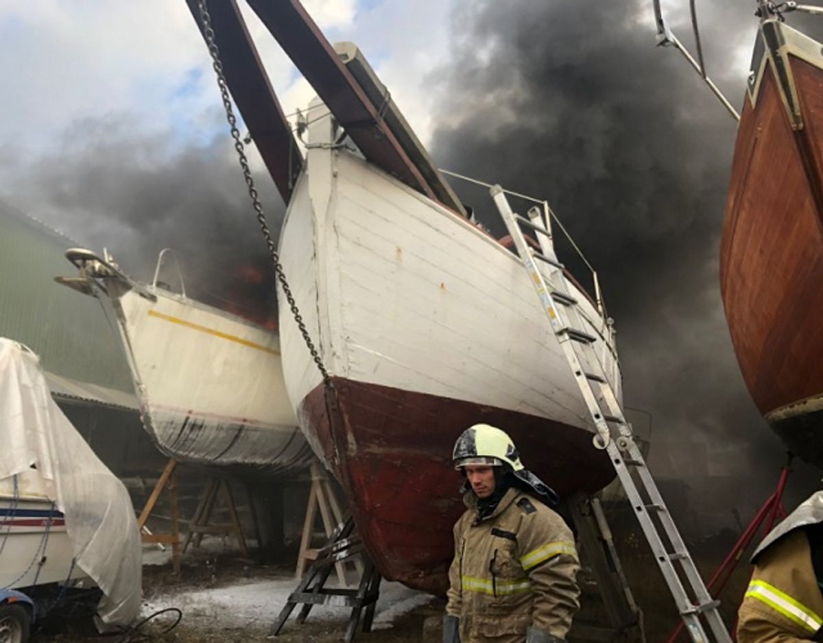 En båd er søndag brudt i brand. KLIK for flere billeder. Foto: Hovedstadens Beredskab.