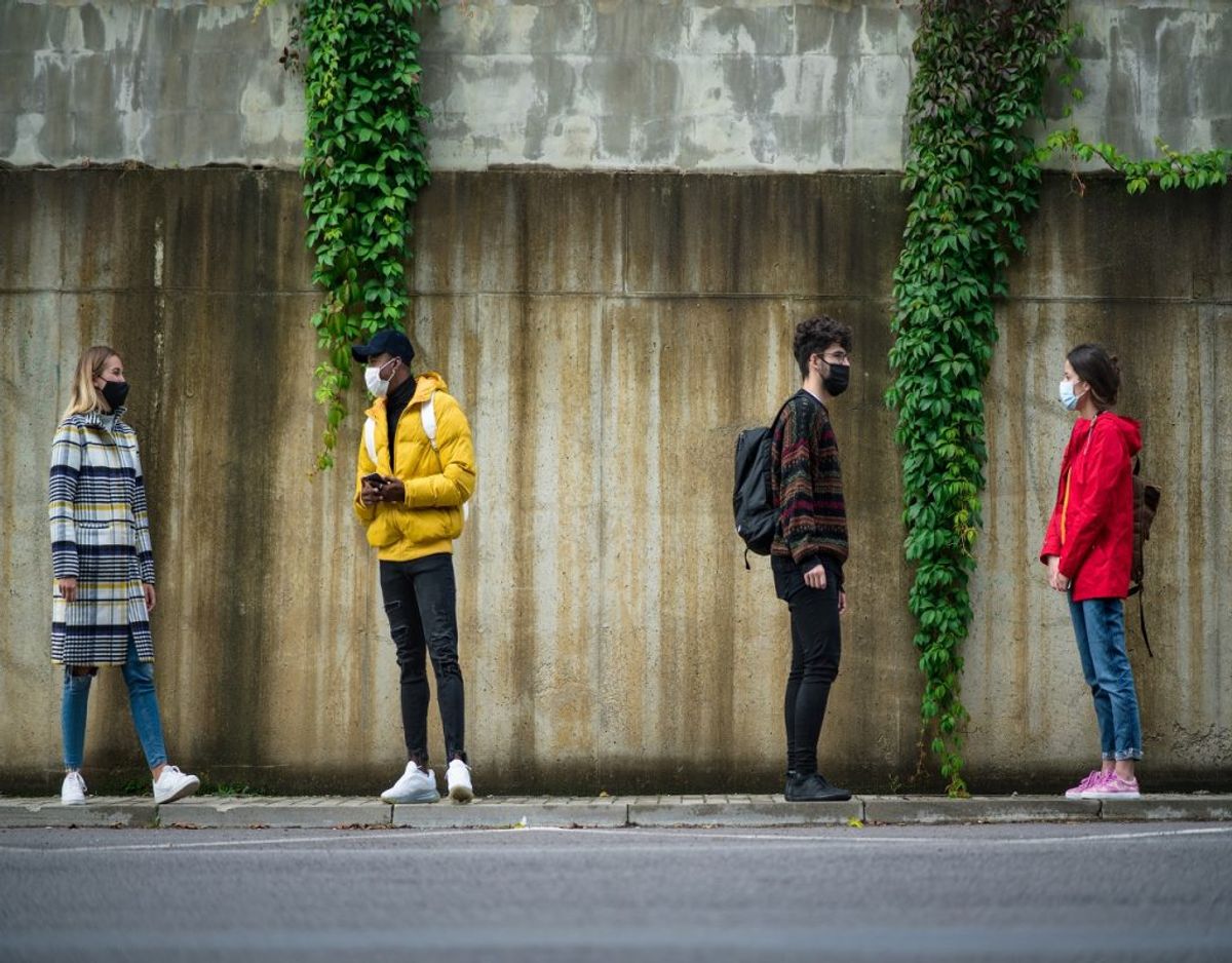 Husk at holde afstand – og særligt til personer, hvis du ved, at de er det mindste syge. Foto: Colourbox