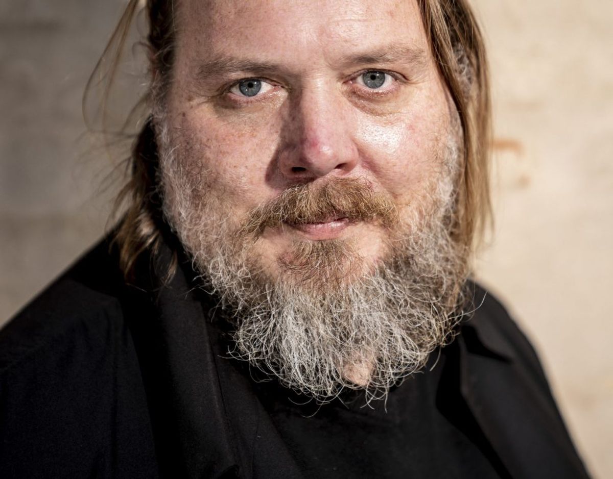 Nicolas Bro kan ikke huske, hvornår han besluttede at blive skuespiller. – Det er noget med ikke at kende til andet og blive der. Fordi min mor og far er skuespillere, min søster er blevet skuespiller, min bror er. Og så kommer alle onklerne og tanterne. Alle er skuespillere. Du kan jo se, hvad der skete, det er helt tydeligt. Men jeg kan ikke huske følelsen, siger han. – Foto: Scanpix.