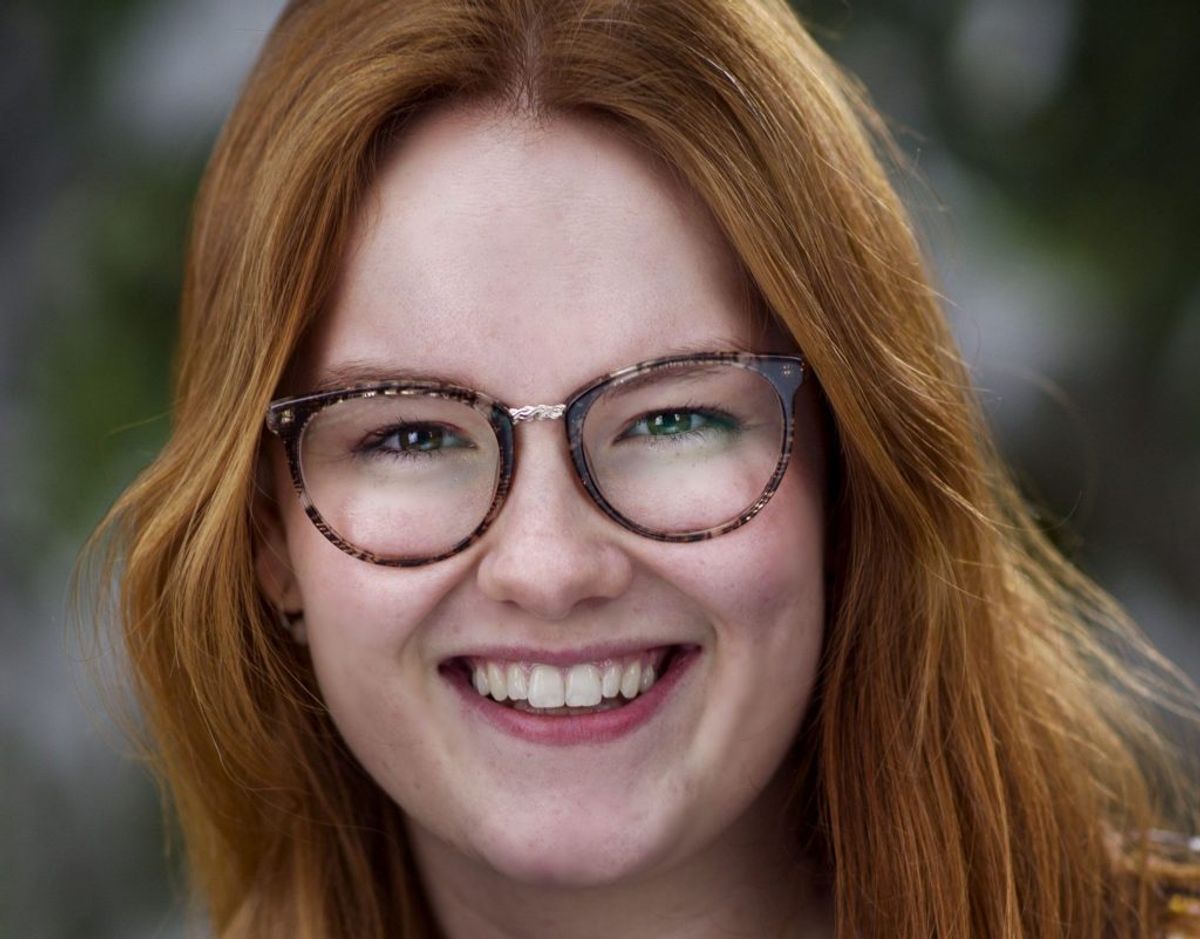 Caroline Fischer Rigelsen bagte sin første fondantkage i en alder af 12 år. Nu er den i dag 19-årige unge kvinde nået hele vejen til semifinalen i “Den store bagedyst”. – Foto: DR/Free