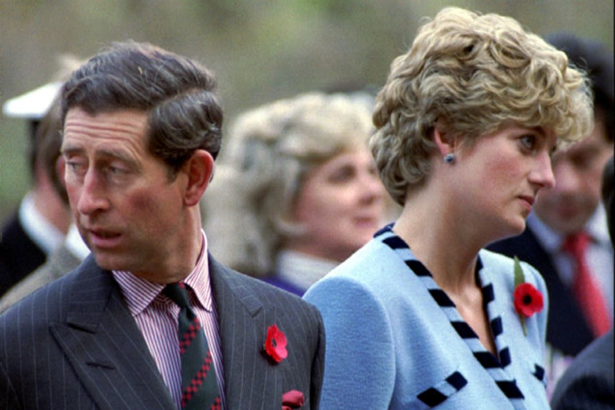 Storbritanniens prins Harry har sluttet sig til sin bror William og budt det velkomment, at der er indledt en ny undersøgelse af et omstridt BBC-interview i 1995 med deres afdøde mor, prinsesse Diana, der her ses med prins Charles. (Arkivfoto) Foto: str New/Reuters