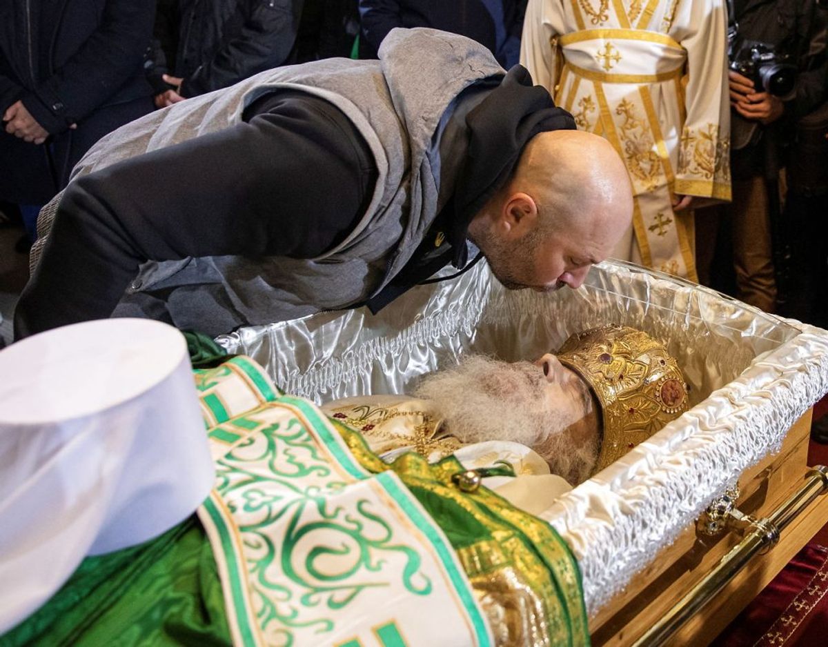 Der bliver rørt og kysset på den mand, der netop er død af coronavirus. Foto: Scanpix.