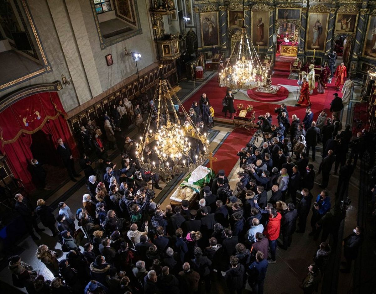 Tusidner af tilhængere er samlet i og uden for katedralen i Beograd for at sige et sidste farvel til deres religiøse leder. Foto: Scanpix. KLIK VIDERE OG SE BILLEDER DER VISER HVOR TÆT DE ER PÅ HINANDEN