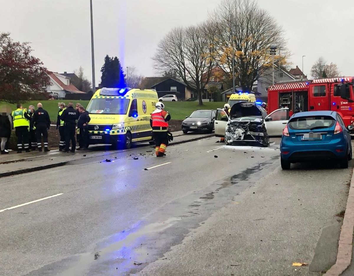 En bil brød lørdag formiddag i brand efter et uheld. KLIK for flere billeder. Foto: Presse-fotos.dk.