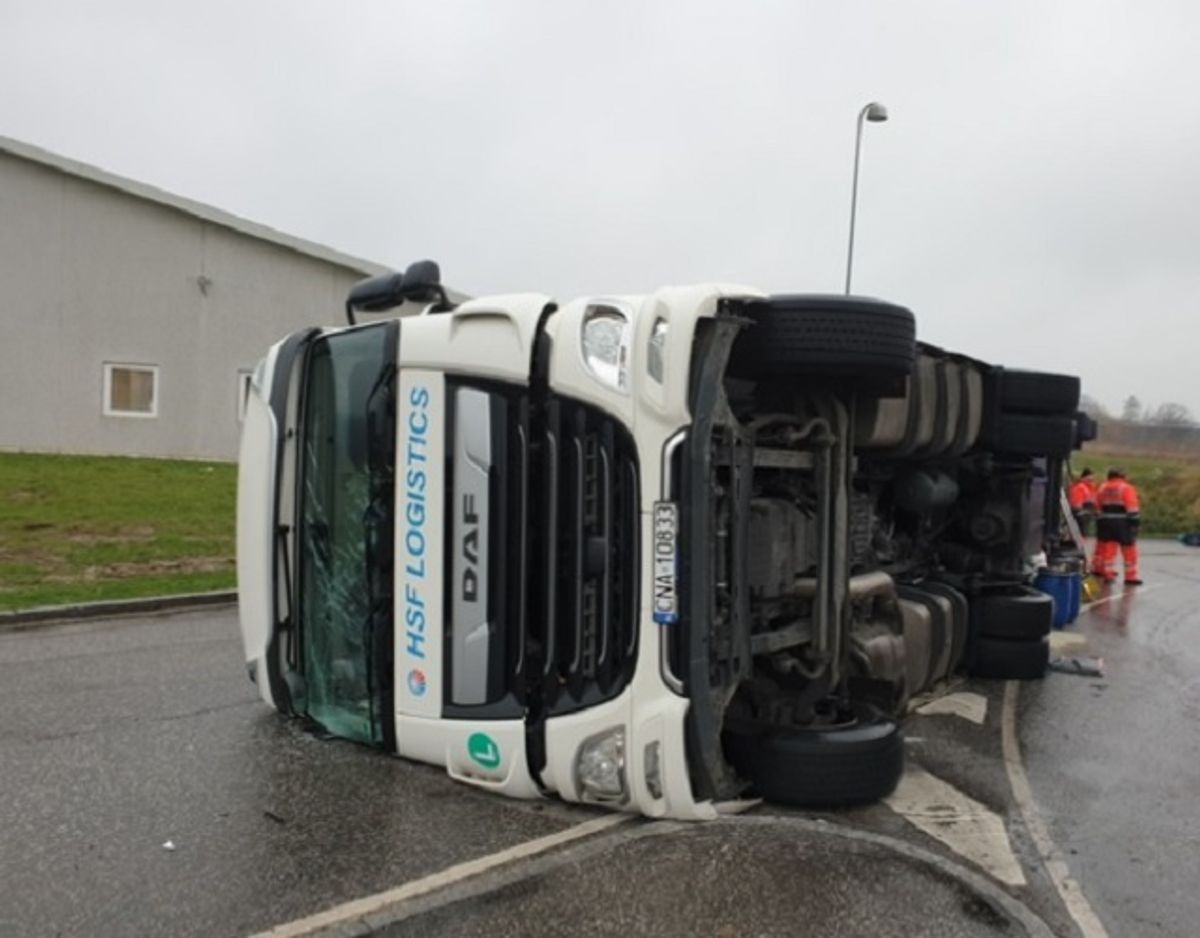 En lastbil med juleskinker ligger i en rundkørsel. KLIK for mere. Foto: Presse-fotos.dk.
