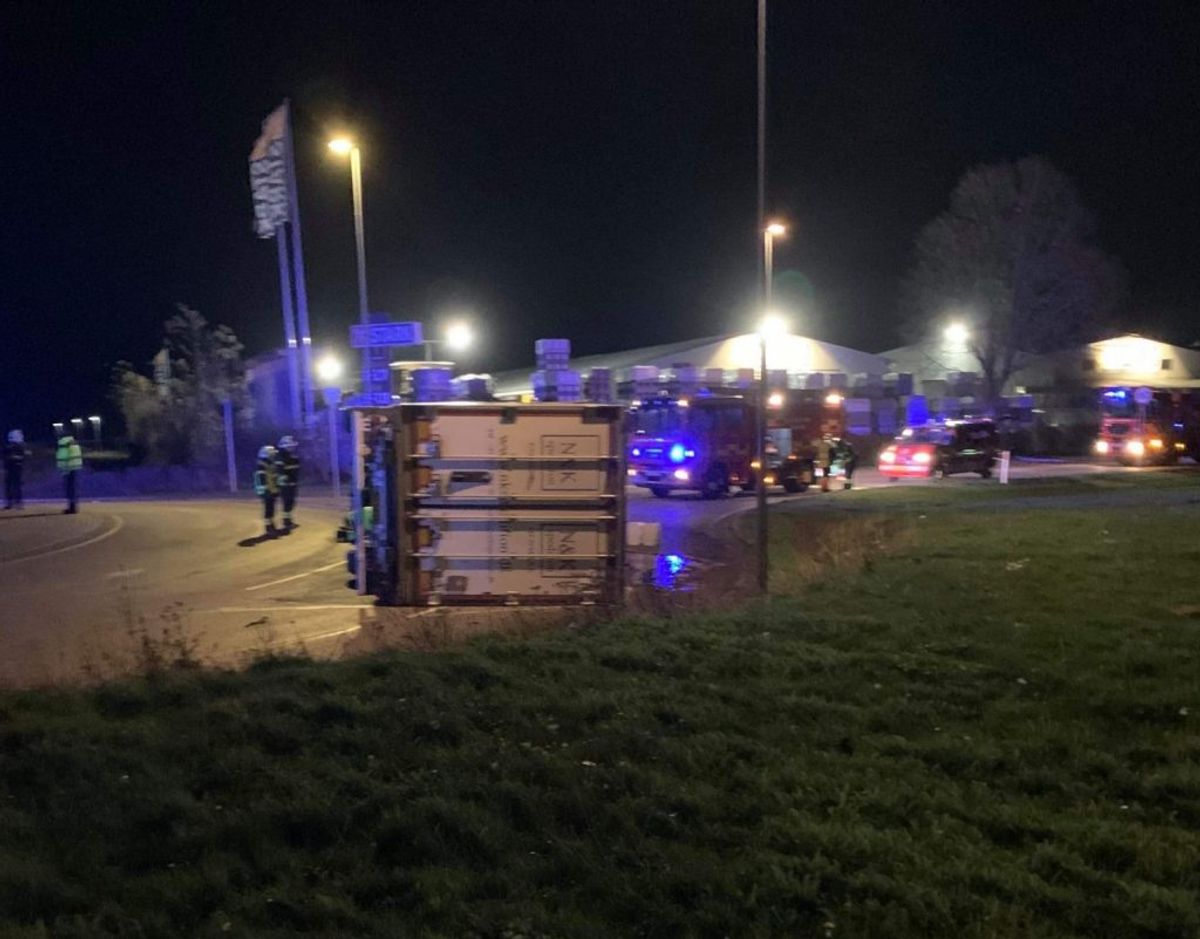 En lastbil med juleskinker ligger i en rundkørsel. KLIK for mere. Foto: Presse-fotos.dk.