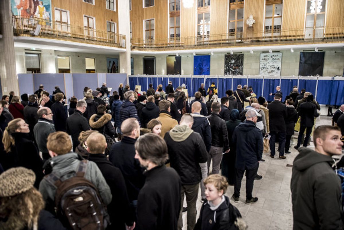 Hvis der ikke er en effektiv coronavaccine klar om et år, kan det blive nødvendigt at tage nye forholdsregler ved kommunalvalget for at mindske smitterisiko. Her er der fuldt hus på Frederiksberg Rådhus under regions- og kommunalvalget i 2017. KLK for mere spændende info: (Arkivfoto) Foto: Mads Claus Rasmussen/Scanpix