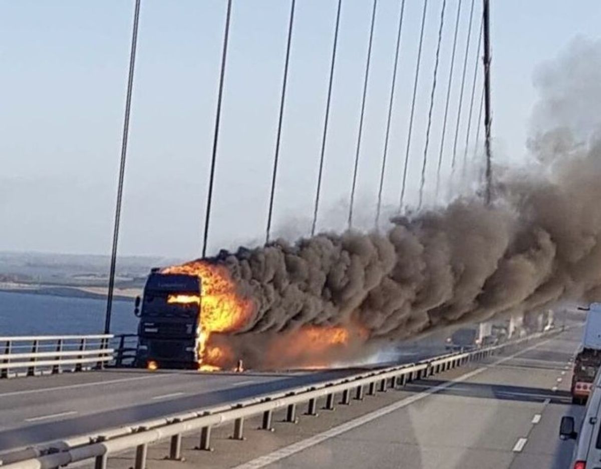 Lastbilen fjernes natten til lørdag. Foto: Presse-fotos.dk