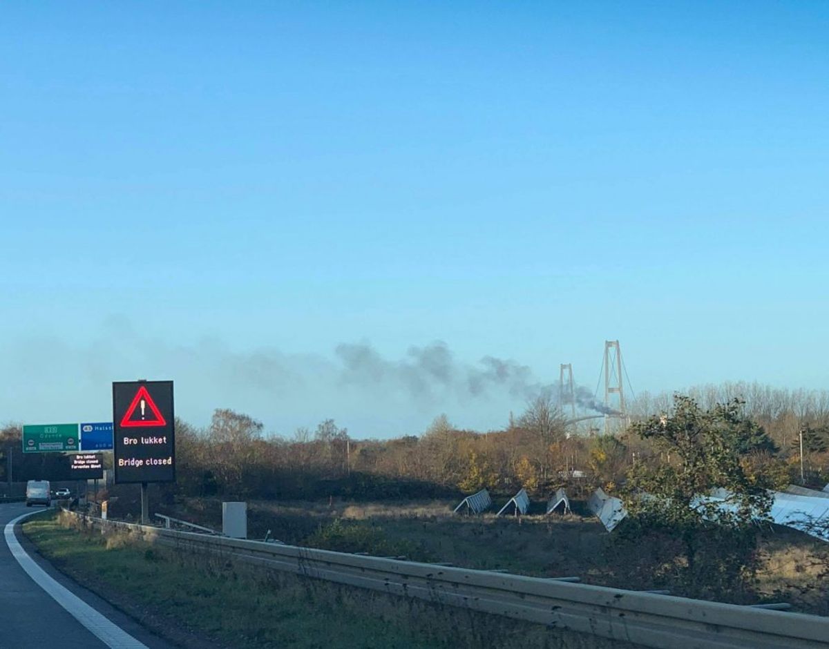 Der er angiveligt en lastbil, der er i brand på broen. Foto: Presse-fotos.dk