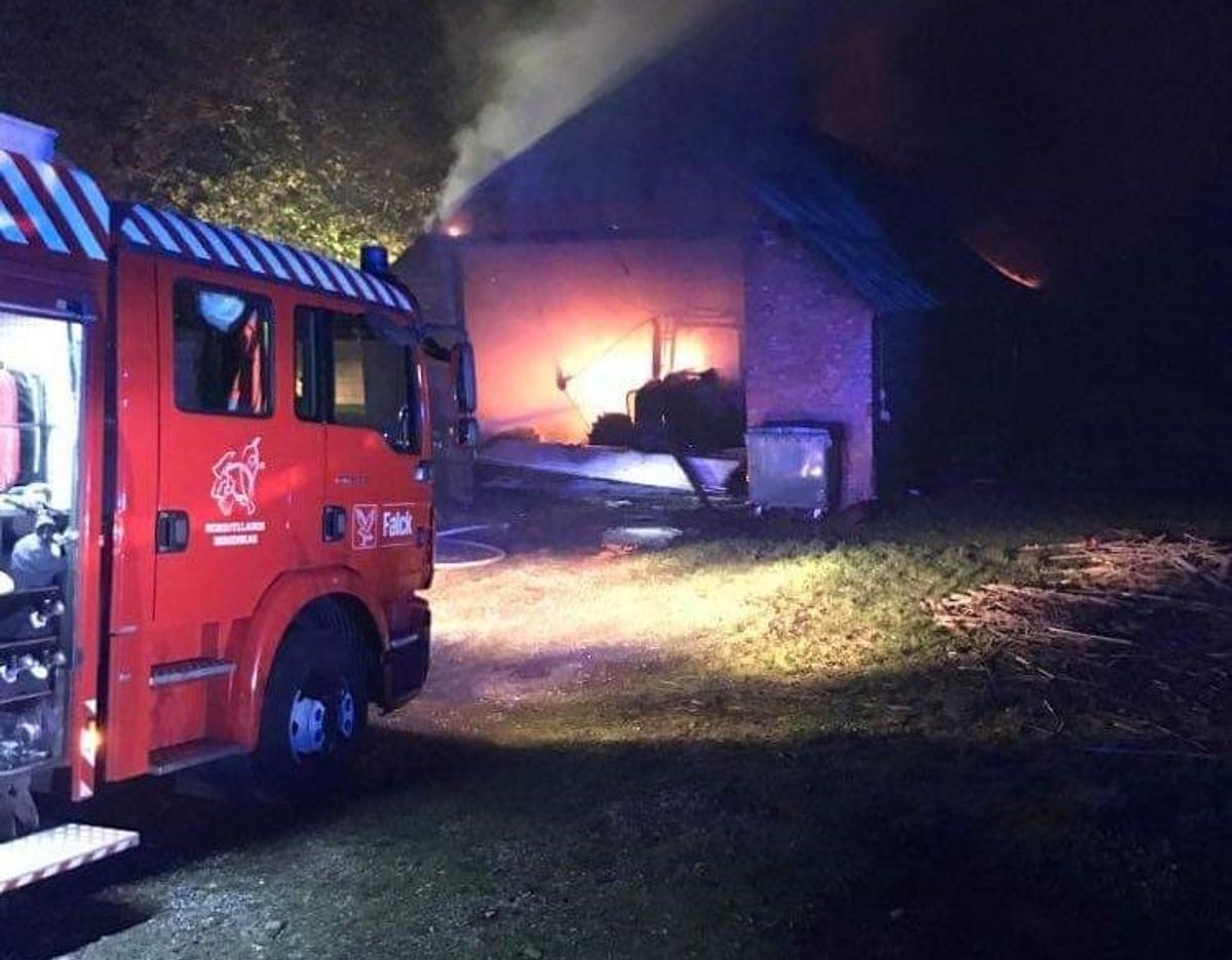 På Graverhusevej i Bælum rykkede Nordjyllands Beredskab ud til en gårdbrand. KLIK VIDERE OG SE FLERE BILLEDER. Foto: Øxenholt Foto