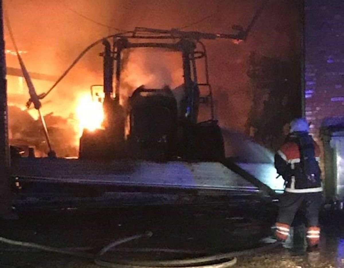 Det var en traktor i en lade, der var gået ild i. Ilden havde spredt sig til taget på en tilstødende længe. Foto: Øxenholt Foto