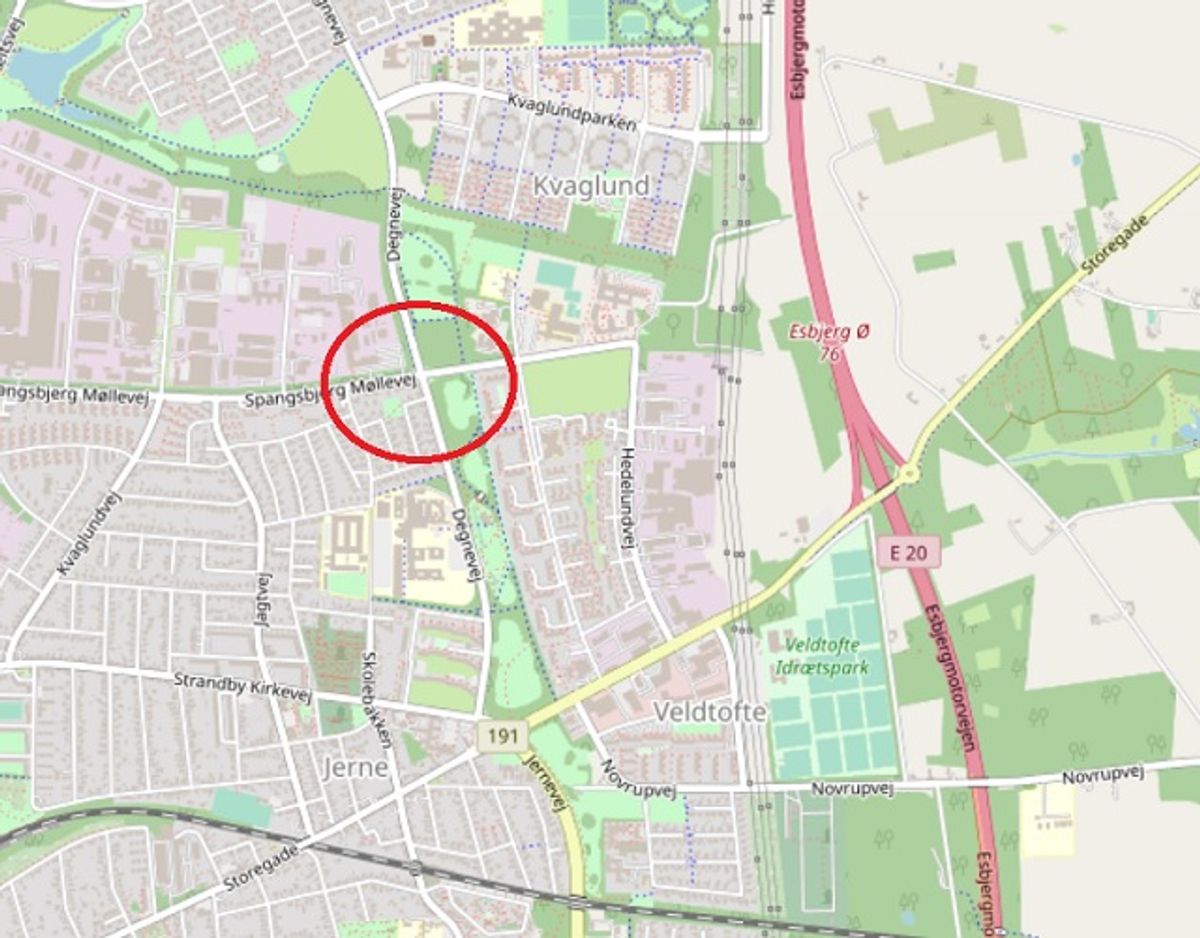 Her i krydset Degnevej – Spangsbjerg Møllevej skete uheldet, som politiet søger vidner til. Foto: OpenStreetMap-bidragsydere.