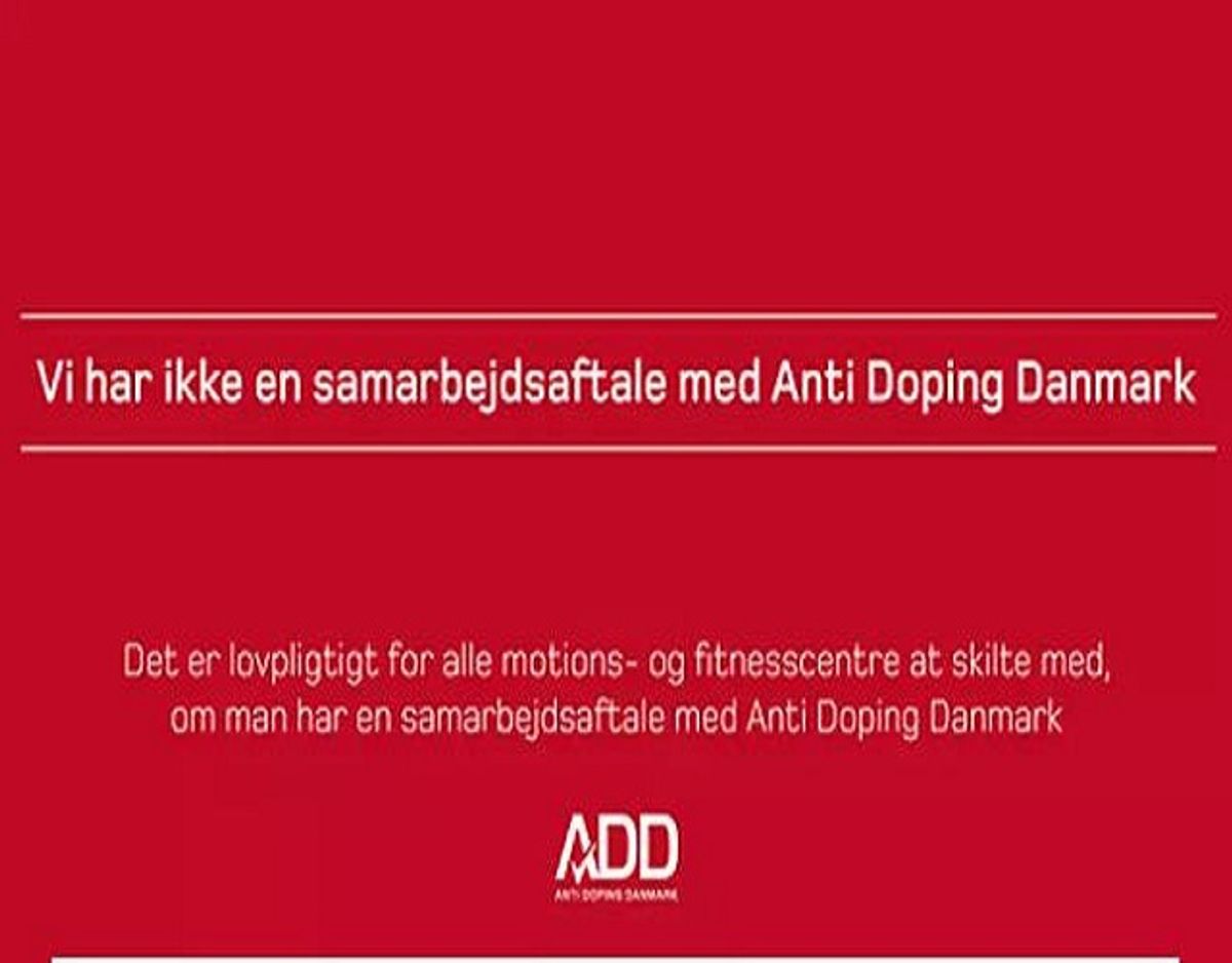 Alle kommercielle fitnesscentre er lovmæssigt forpligtet til at skilte med, hvorvidt de har en samarbejdsaftale med ADD – den såkaldte mærkningsordning. Det skal ske med det lovpligtige klistermærke på billedet her. – Foto: Anti Doping Danmark/
