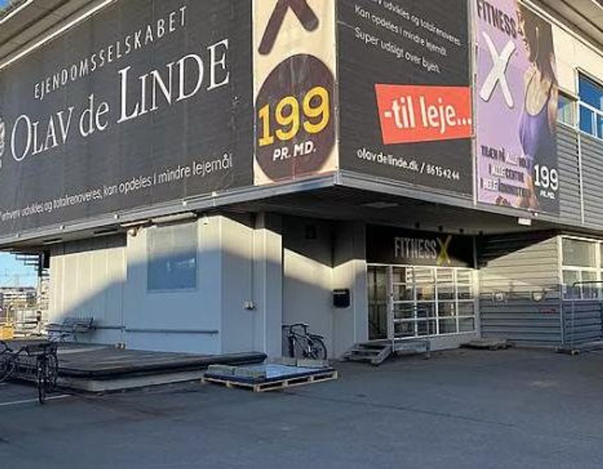 FitnessX har lige nu afdelinger fire steder i Aarhus. Her ses centeret på Ankersgade. Derudover er der fitnesscentre ved Primet, i Bazar Vest og Viby Centret. – Foto: TV2 Østjylland /
Alle kommercielle fitnesscentre er lovmæssigt forpligtet til at skilte med, hvorvidt de har en samarbejdsaftale med ADD – den såkaldte mærkningsordning. Det skal ske med det lovpligtige klistermærke på billedet her. – Foto: Anti Doping Danmark/