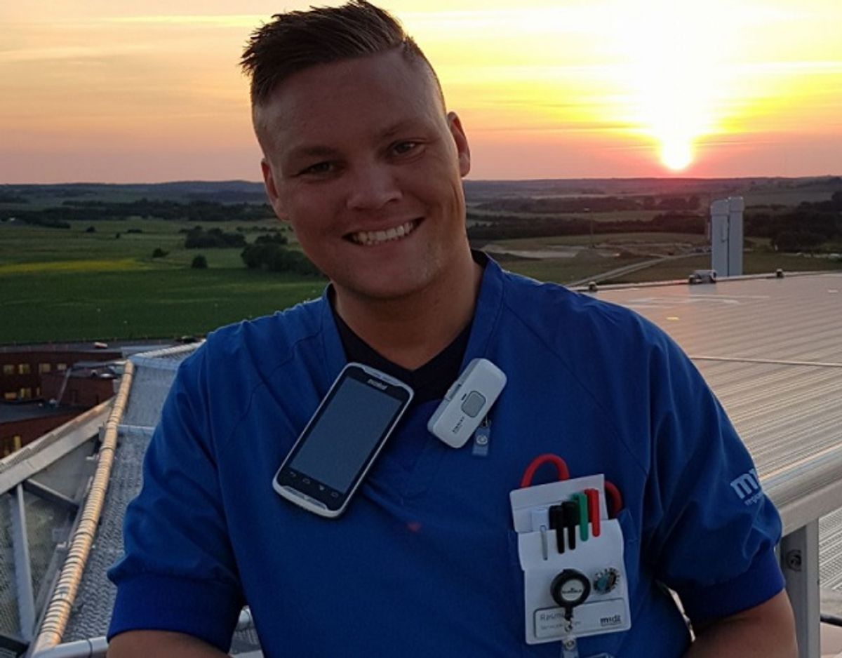 Rasmus arbejder til dagligt som portør på Traumecentret på Aarhus Universitetshospital i Skejby. Derudover er han deltidsbrandmand i Horsens, hvor han også bor. Foto: Privat.
