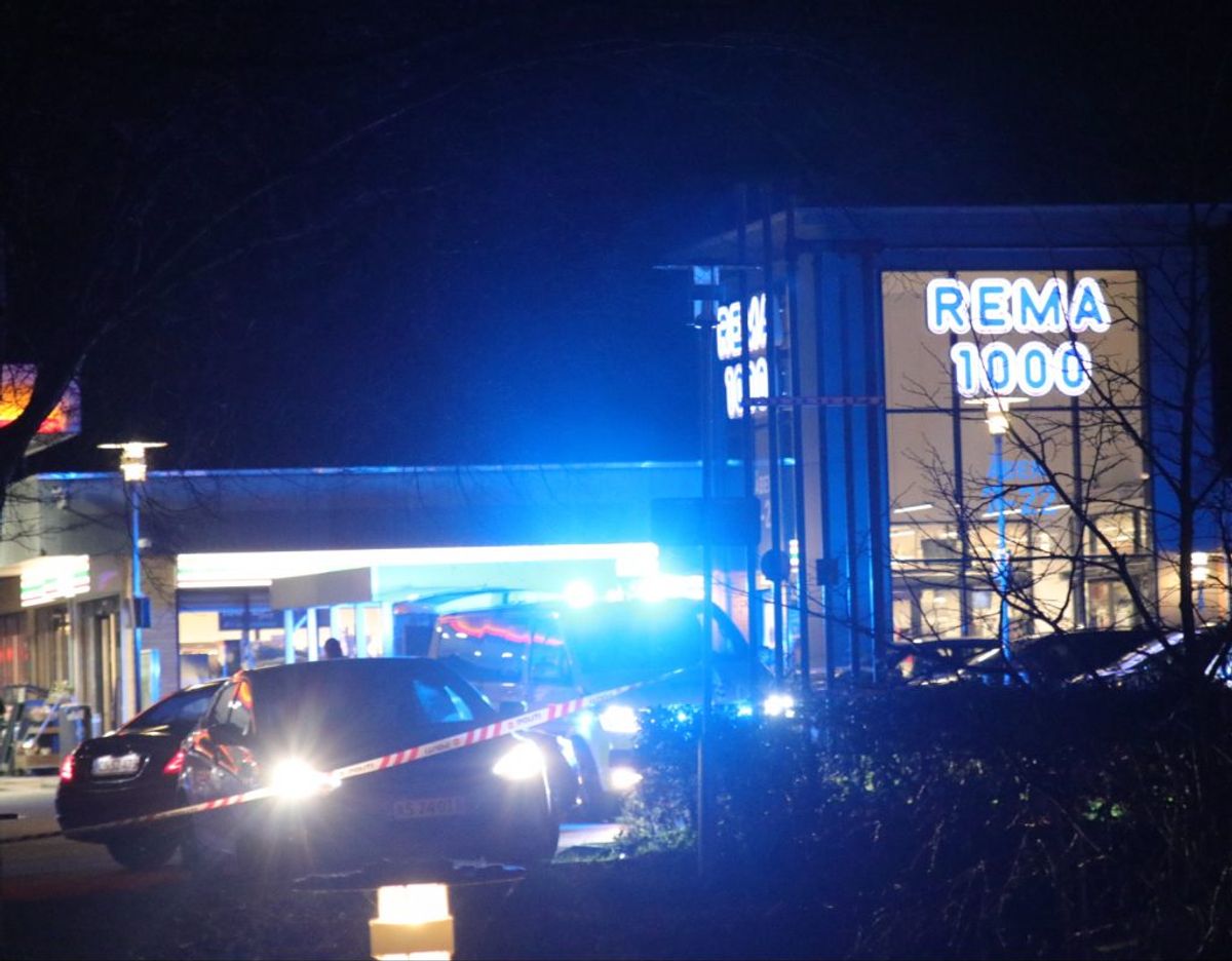 En person er stukket ned. KLIK for flere billeder. Foto: Presse-fotos.dk.