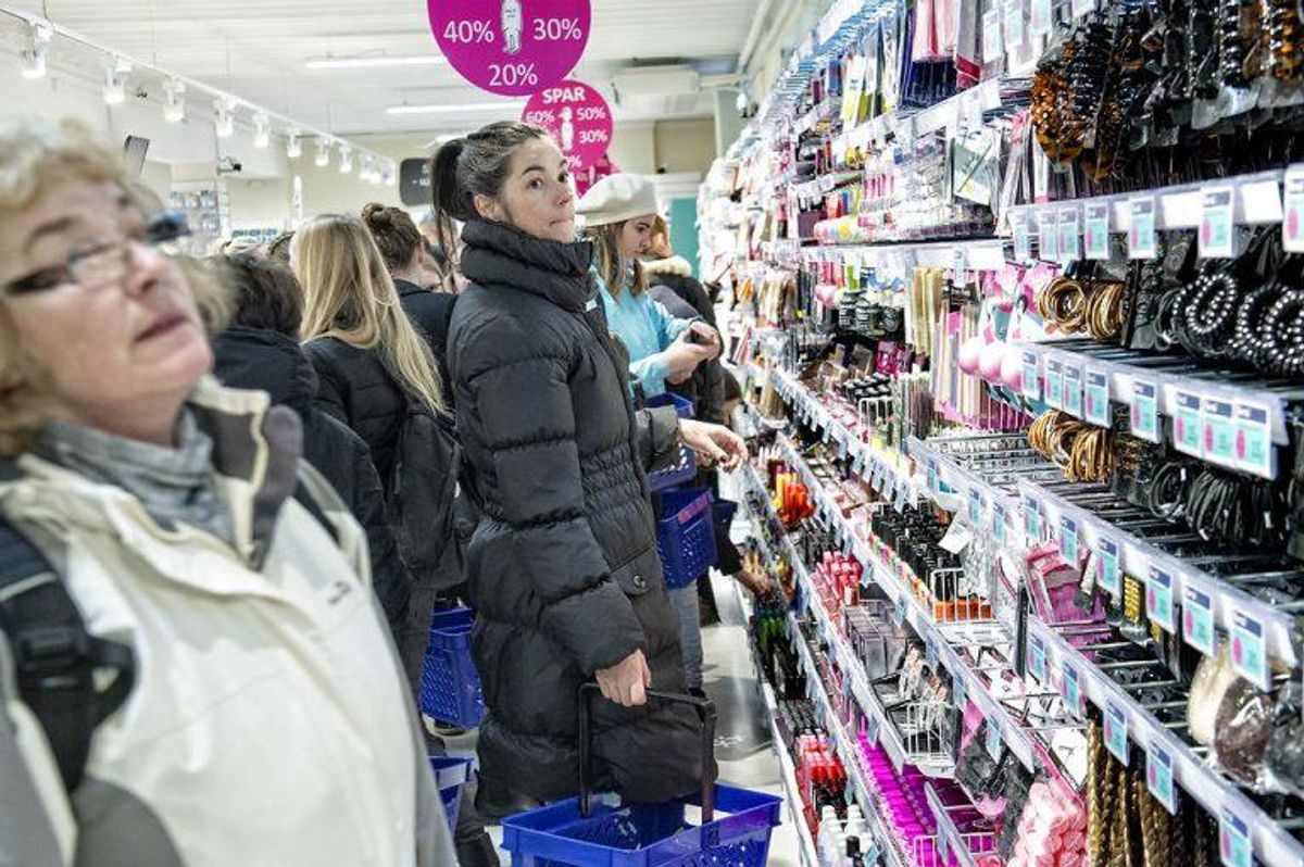 Personlige genstande – tøj, parfume og plejeprodukter – er dem, der bliver solgt flest af på hælermarkedet. Målt på antal varer udgør personlige genstande 38 procent af hælermarkedet. De er dog langt fra førstepladsen, hvis man måler på værdien. Senere i galleriet kan du se hvilken type varer, der bliver solgt for flest kroner af på hælermarkedet. Foto: Scanpix