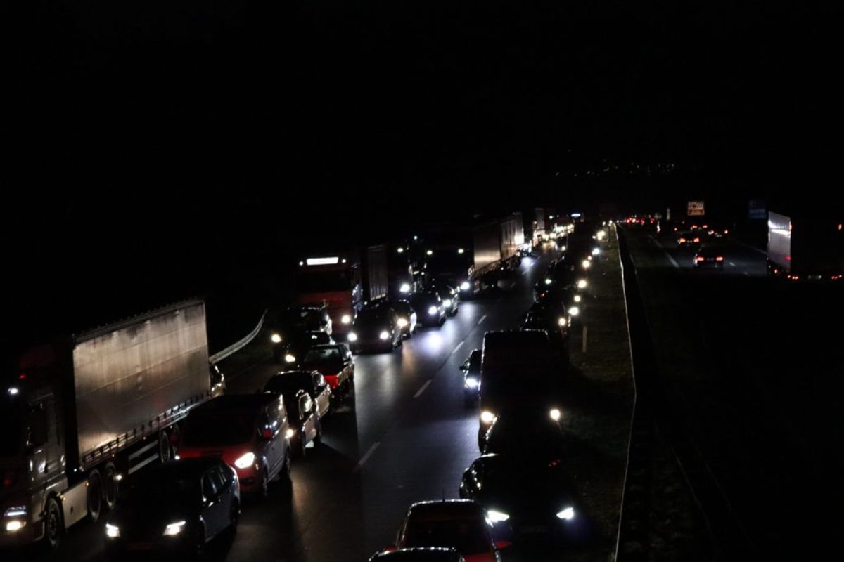 En bil på taget spærrer lige nu motorvejen. KLIK for flere billeder. Foto: Presse-fotos.dk.