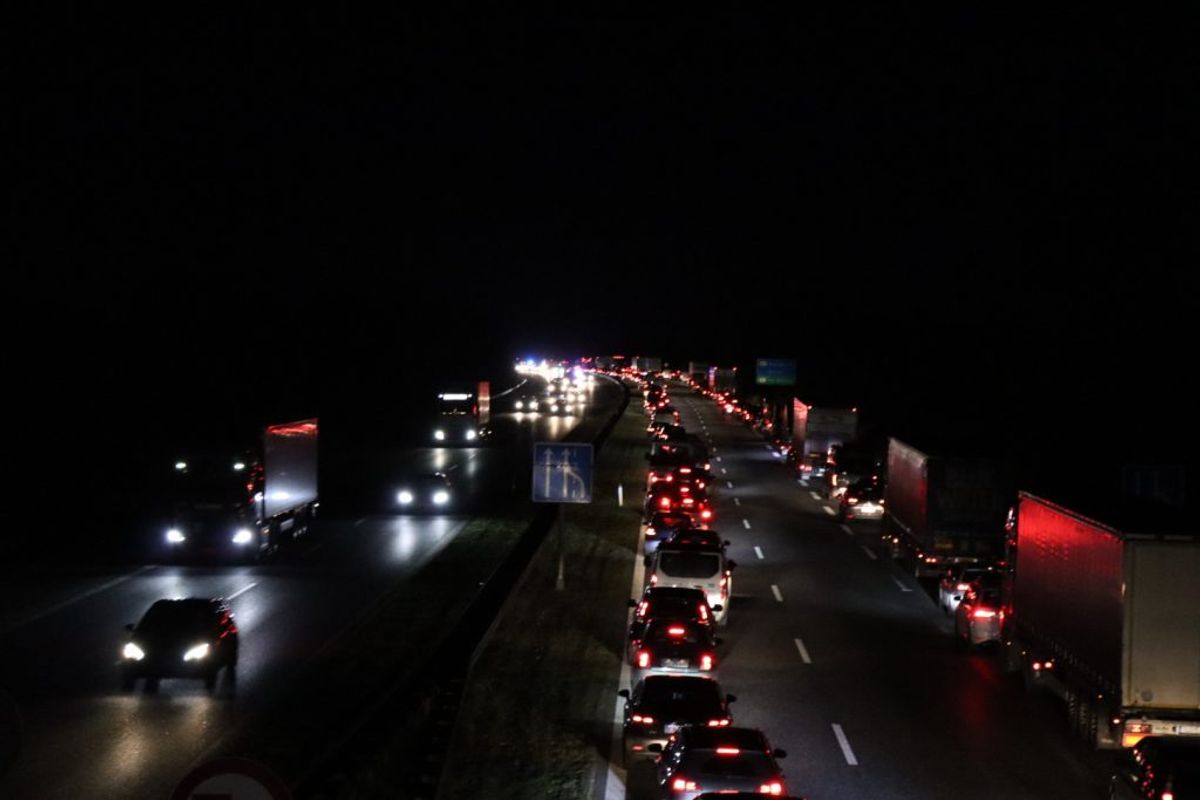 En bil på taget spærrer lige nu motorvejen. KLIK for flere billeder. Foto: Presse-fotos.dk.