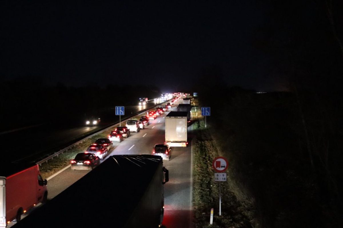 En bil på taget spærrer lige nu motorvejen. KLIK for flere billeder. Foto: Presse-fotos.dk.