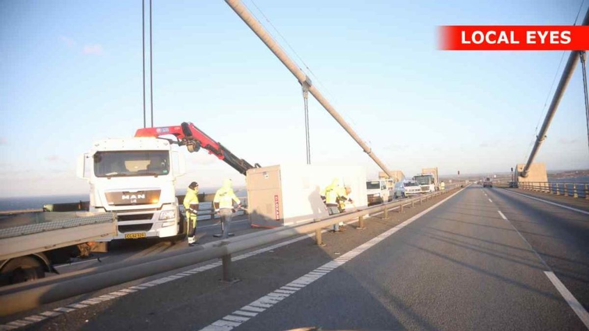 En påhængsvogn er væltet på Storebæltsbroen. I retningen mod Fyn er der spærret for al trafik. Foto: Local Eyes