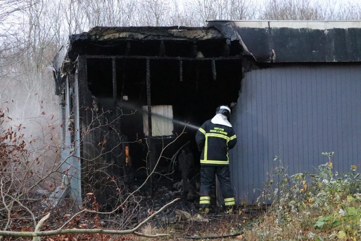 Der er sket voldsomme indvendige ødelæggelser i bygningen. Foto: Øxenholt Foto