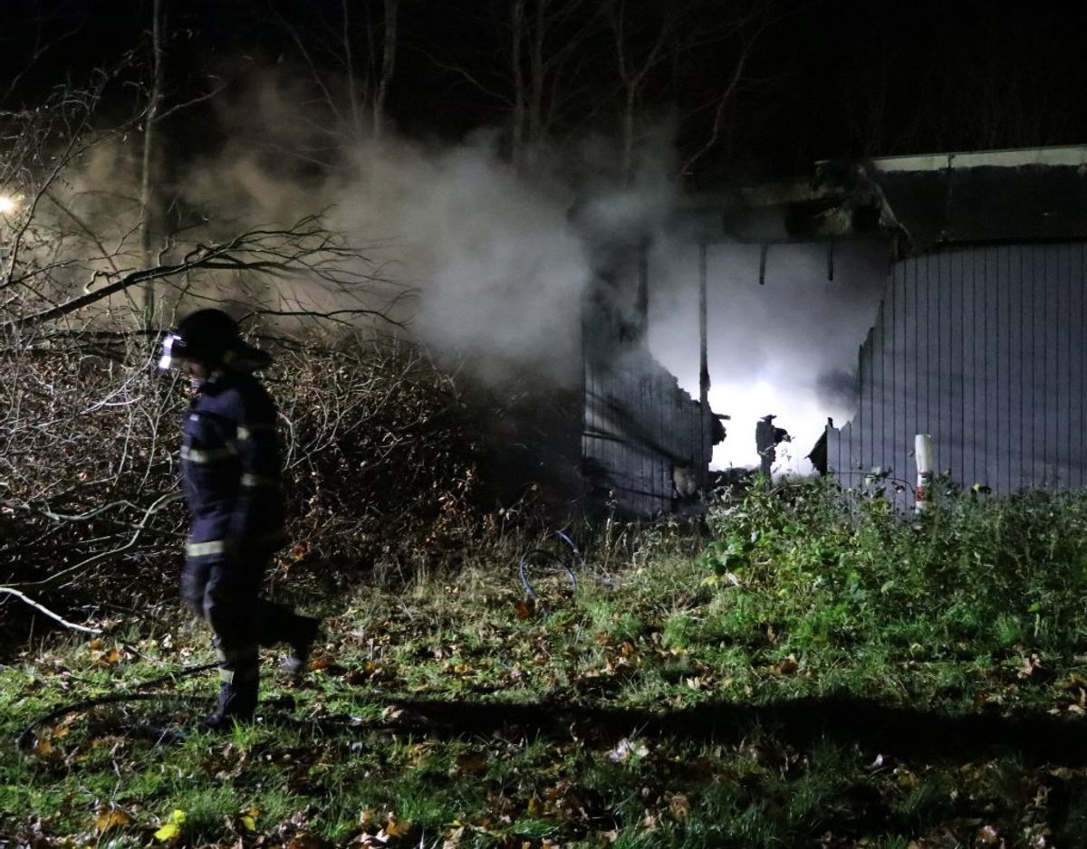 Brandvæsnet på stedet torsdag morgen. Foto: Øxenholt Foto.