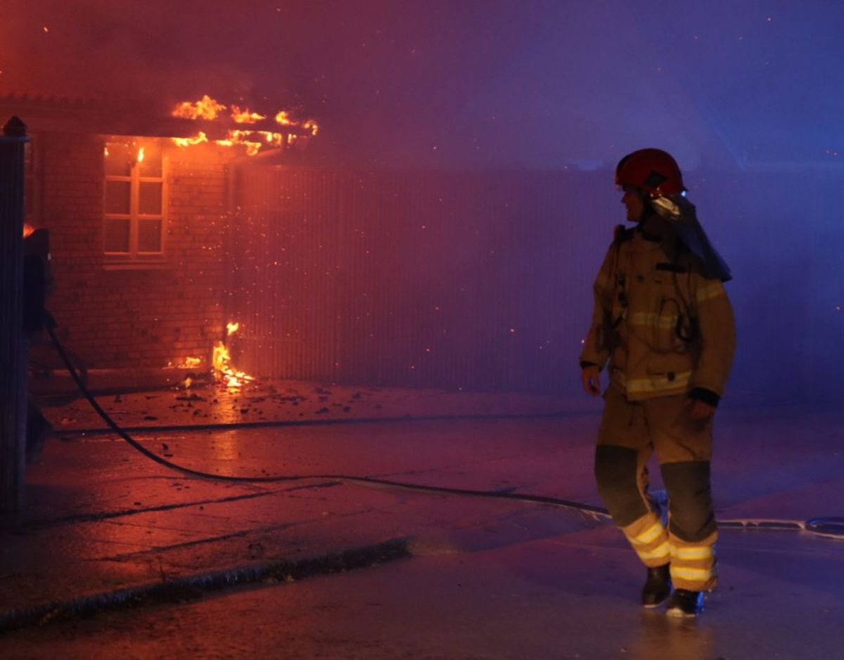 Brandvæsnet reddede husets beboer ud. Foto: Presse-fotos.dk.