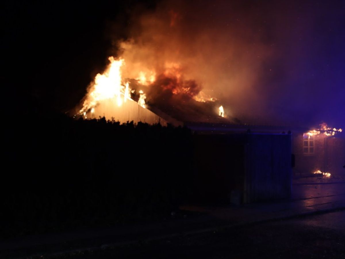 Den voldsomme brand gik ud over en villa på Bag Engvælden i Dragør. Foto: Presse-fotos.dk.