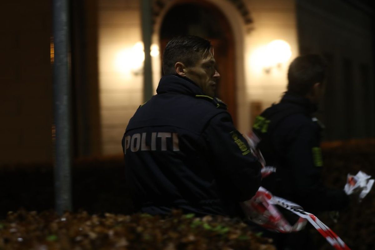 Politiet var tirsdag aften massivt til stede på grund af et masseslagsmål. Har du set noget, hører politiet gerne fra dig. KLIK for flere billeder. Foto: Rasmus Skaftved.