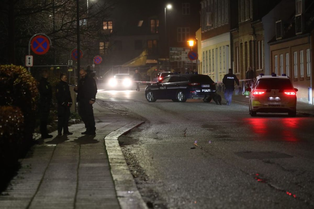 Politiet var tirsdag aften massivt til stede på grund af et masseslagsmål. Har du set noget, hører politiet gerne fra dig. KLIK for flere billeder. Foto: Rasmus Skaftved.