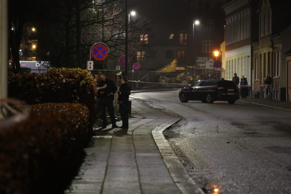 Politiet var tirsdag aften massivt til stede på grund af et masseslagsmål. Har du set noget, hører politiet gerne fra dig. KLIK for flere billeder. Foto: Rasmus Skaftved.
