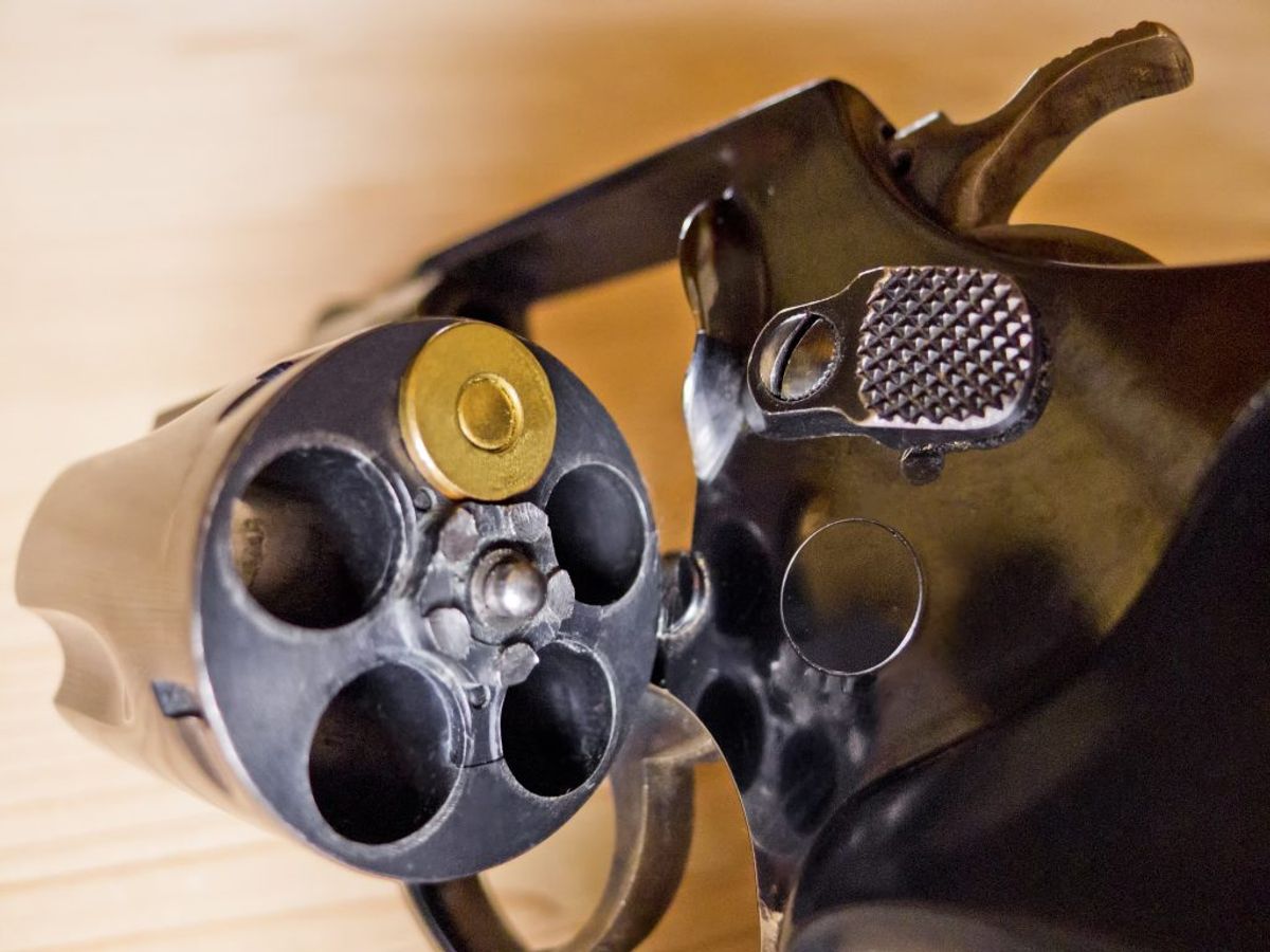 Politiet har i en større aktion fundet både våben, ammunition og kontanter. Arkivfoto.