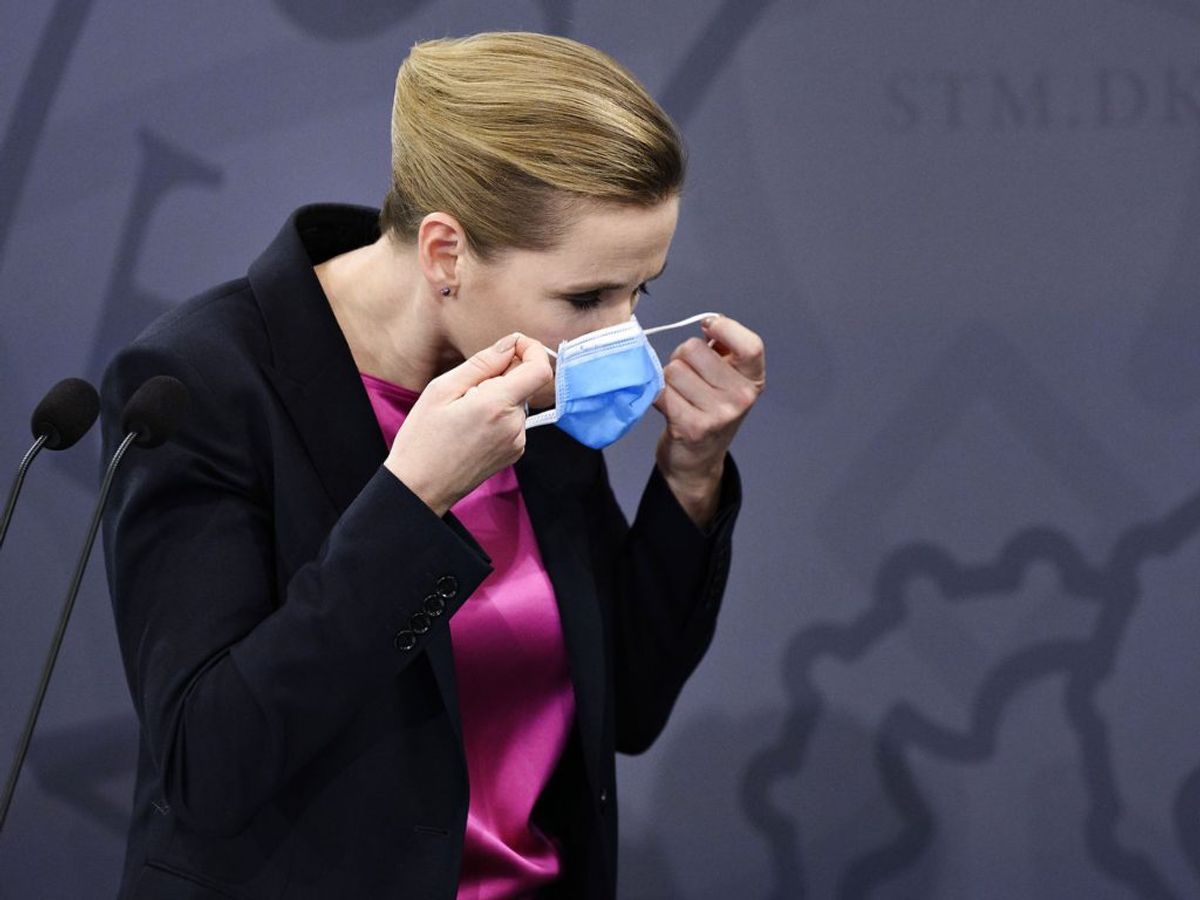 Statsminister Mette Frederiksen (S) tager sit mundbind på, da hun sammen med sundheds- og ældreministeren, erhvervsministeren, Sundhedsstyrelsen og Statens Serum Institut holder pressemøde med præsentation af en række restriktioner i Nordjylland som følge af situationen med COVID-19-smitte i mink, i Spejlsalen i Statsministeriet i København torsdag den 5. november 2020. Det drejer sig om restriktioner i Hjørring, Frederikshavn, Brønderslev, Jammerbugt, Vesthimmerland, Thisted og Læsø kommuner.. (Foto: Philip Davali/Ritzau Scanpix)