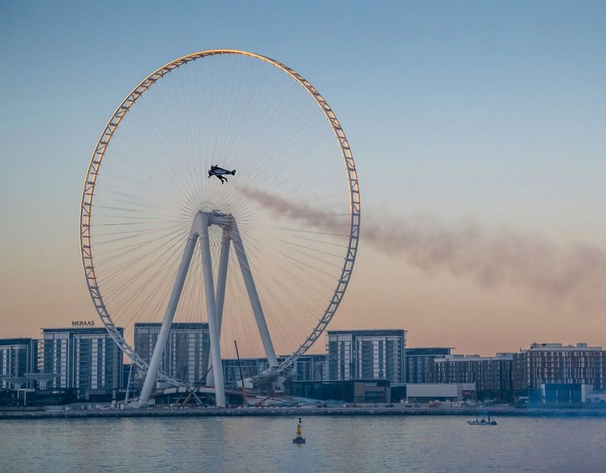 Reffets stunts var ikke uden fare. KLIK FOR FLERE BILLEDER. Foto: Scanpix