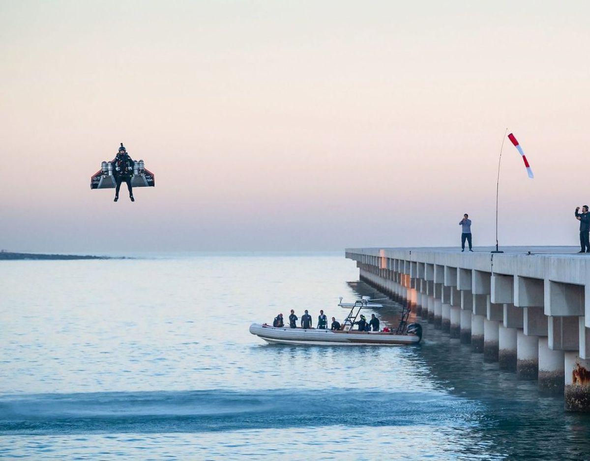 Reffets stunts var ikke uden fare. KLIK FOR FLERE BILLEDER. Foto: Scanpix