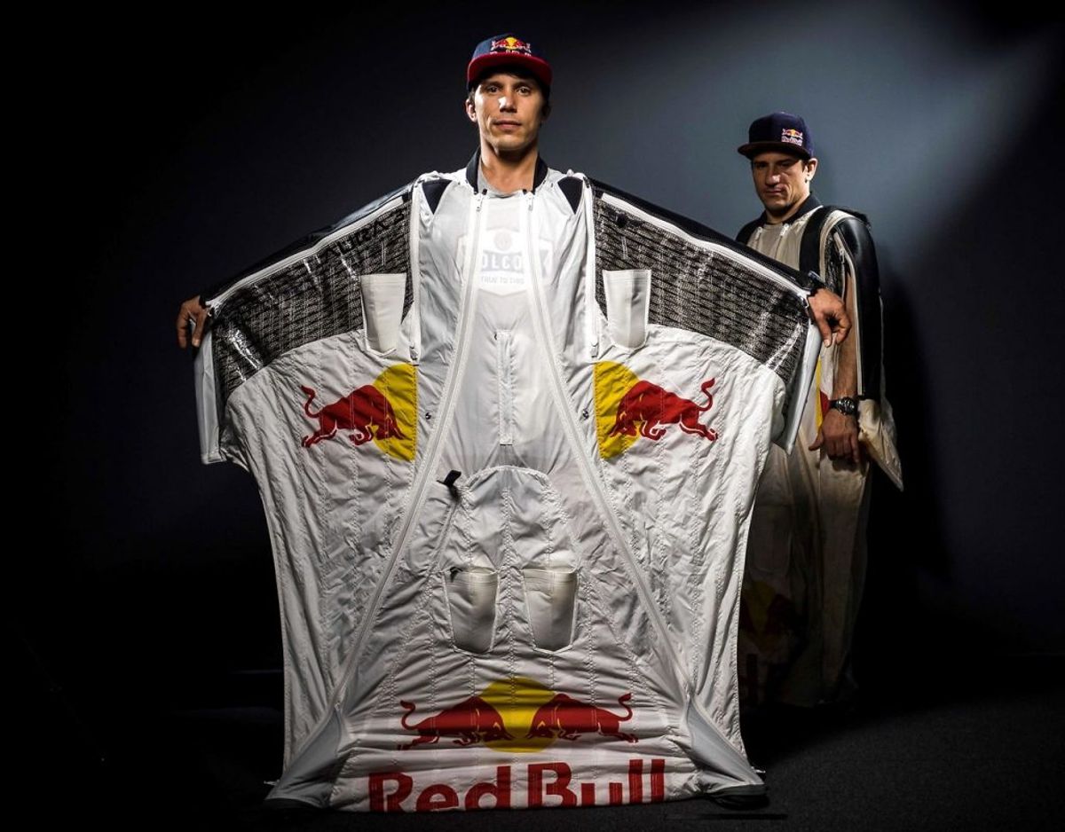 Reffets stunts var ikke uden fare. KLIK FOR FLERE BILLEDER. Foto: Scanpix