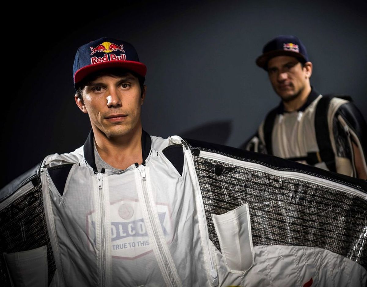 Reffets stunts var ikke uden fare. KLIK FOR FLERE BILLEDER. Foto: Scanpix