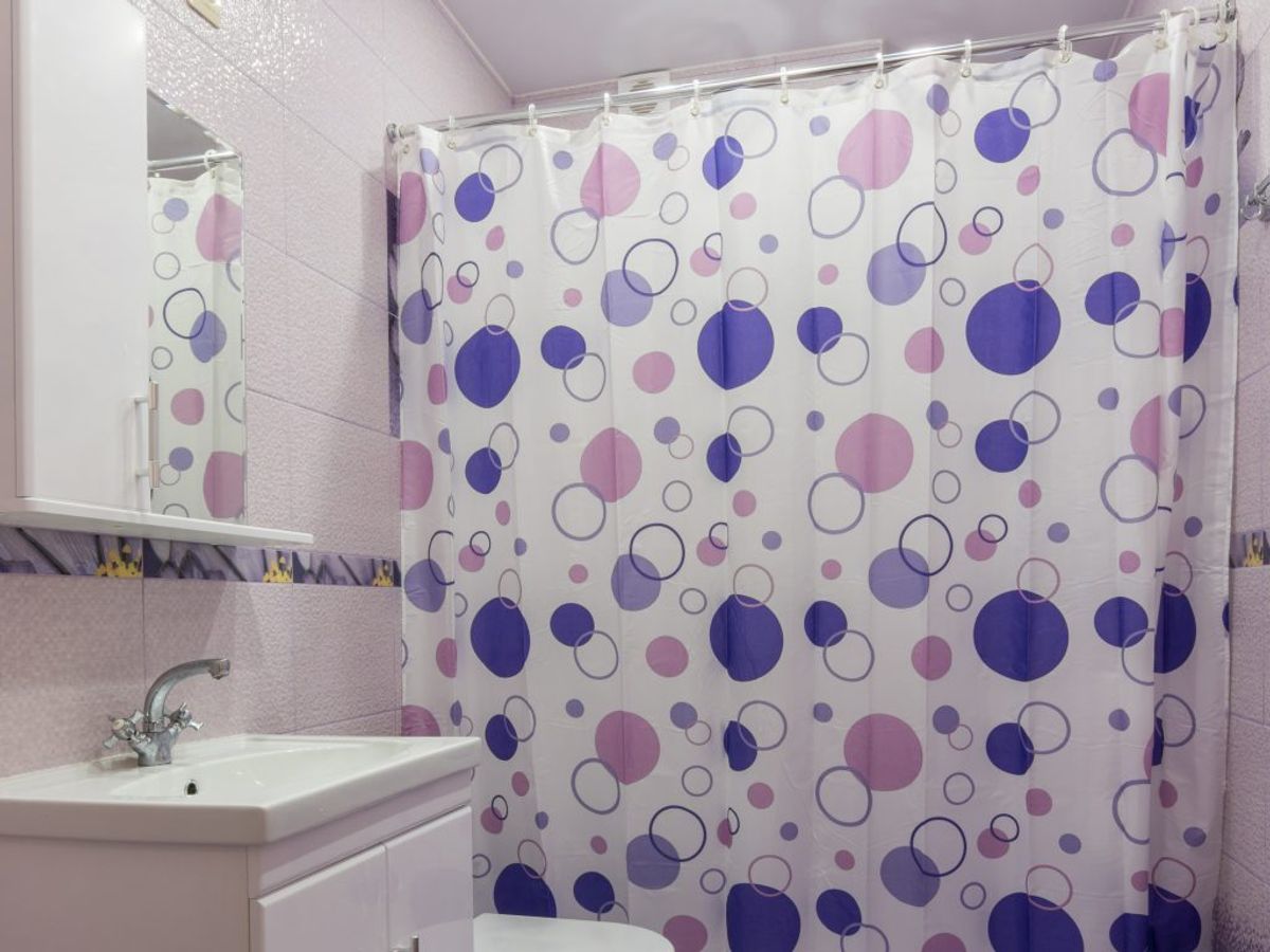 Et studie har peget på, at et badeforhæng er det mest bakteriefyldte sted på hele badeværelset, fordi det bliver overset. Foto: Panthermedia/ Ritzau Scanpix/ Arkiv